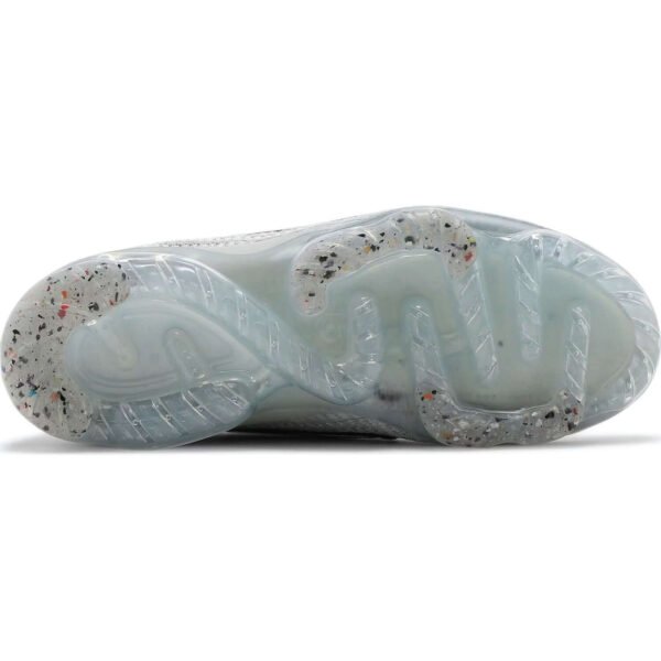 VaporMax2021FlyknitGS_WhiteMetallicSilver_7f8e36c5-6e89-4a0e-a78e-c9df67bd4d61