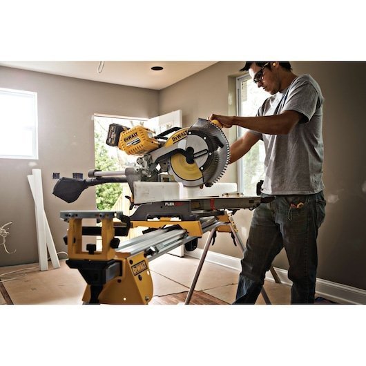DeWalt FLEXVOLT 12 in 120V MAX Double Bevel Compound Sliding Miter Saw Kit